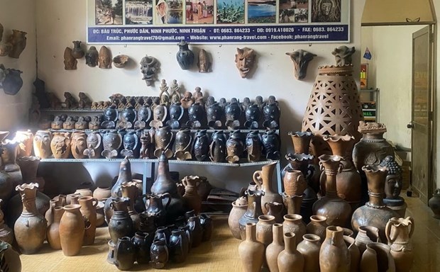 Efforts made to uphold, promote Cham people’s pottery making hinh anh 2