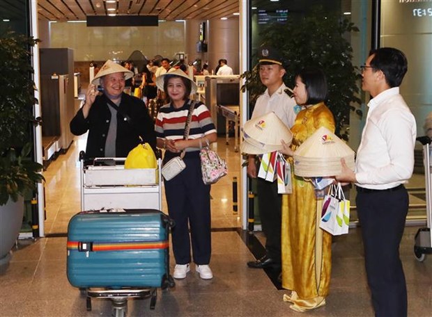 Da Nang welcomes first flight from Manila hinh anh 1