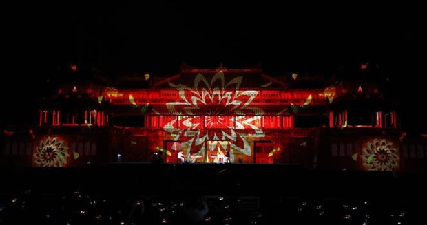 Dazzling artistic light displays at Hue imperial city’s Ngo Mon hinh anh 2