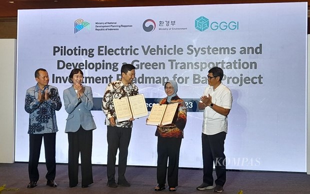 Indonesia, RoK shake hands in establishing e-bus ecosystem in Bali hinh anh 1