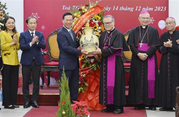 President pays pre-Christmas visit to Hue Archdiocese hinh anh 1