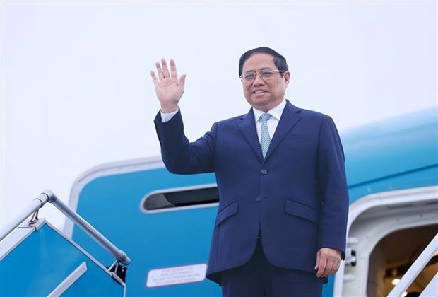 PM leaves for Japan to attend ASEAN-Japan summit hinh anh 1