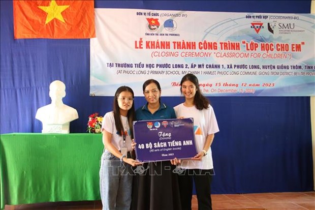 Vietnam-Singapore volunteer project gives Ben Tre primary school facelift hinh anh 1