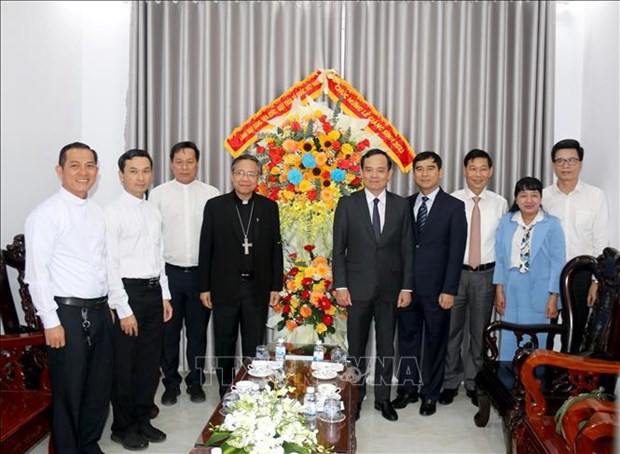 Deputy PM extends Christmas greetings in Binh Thuan, Dong Nai provinces hinh anh 1