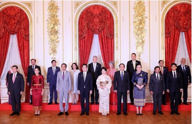 Japanese Prime Minister vows to promote economic cooperation with ASEAN hinh anh 1