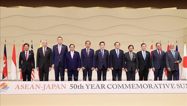 PM meets with countries’ leaders on sidelines of ASEAN-Japan Summit hinh anh 1