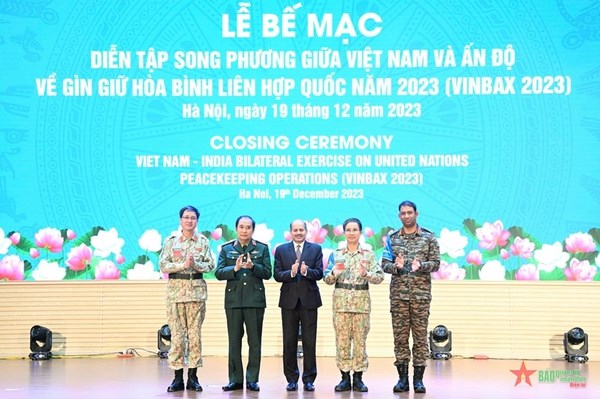 Vietnam, India wrap up joint peacekeeping exercise hinh anh 1