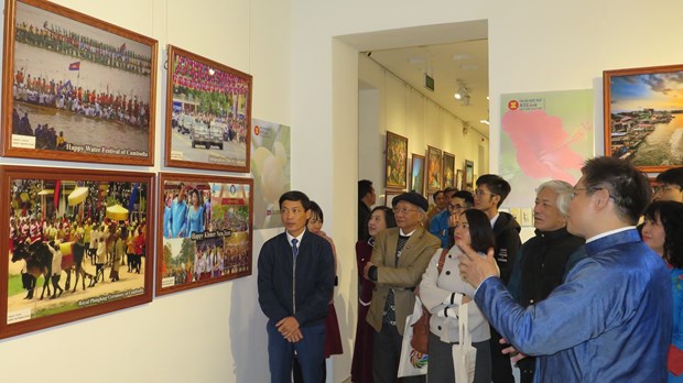 Photo exhibition on ASEAN culture underway in Thua Thien-Hue hinh anh 1