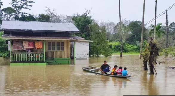 Malaysia floods force over 9,000 to evacuate hinh anh 1