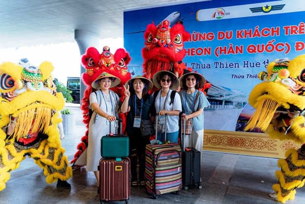 First New Year visitors to Thua Thien – Hue receive effusive welcome hinh anh 1
