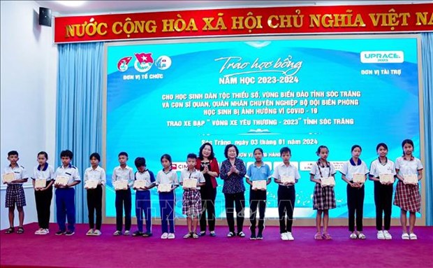 Scholarships given to disadvantaged ethnic minority students in Soc Trang hinh anh 1