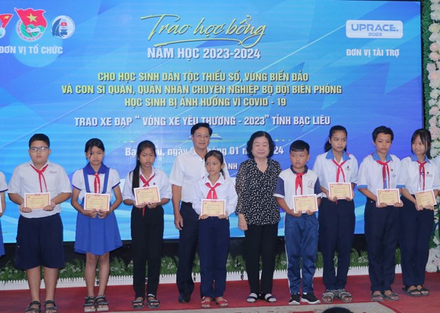 Scholarships presented to disadvantaged ethnic minority students in Bac Lieu hinh anh 1