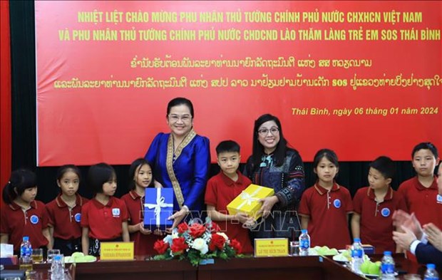 Vietnamese, Lao PMs’ spouses visit SOS Children's Village in Thai Binh hinh anh 1