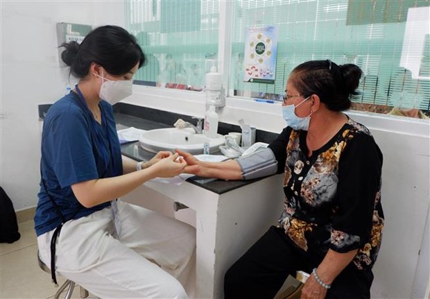 Korean educational organisation provides free health checks in Long An hinh anh 1