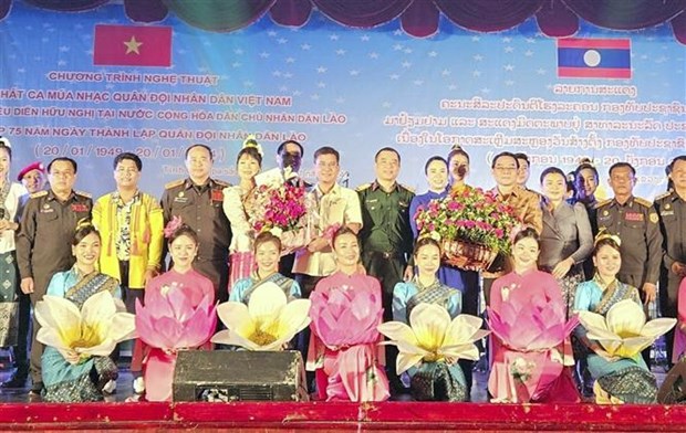 Vietnamese artists perform in Pakse to celebrate anniversary of Lao People’s Army hinh anh 1