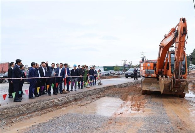 Prime Minister makes field trips to key projects in Hai Duong hinh anh 1