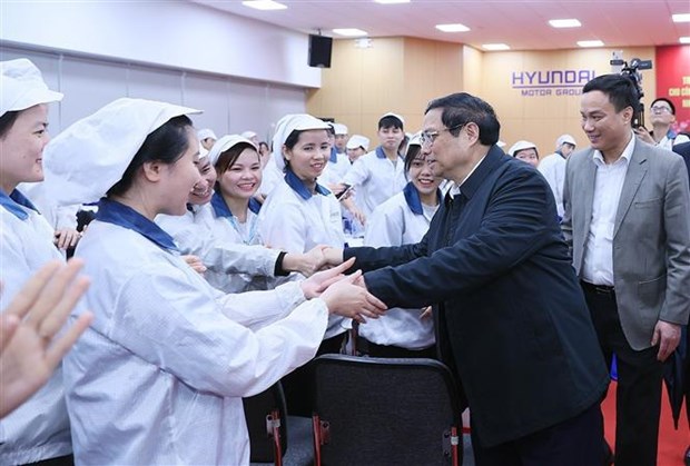PM presents Tet gifts to disadvantaged workers in Hai Duong hinh anh 1