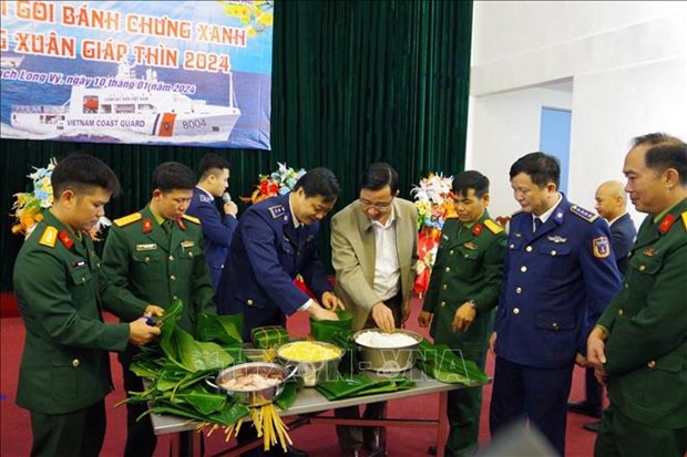 Activities bring early Tet atmosphere to Bach Long Vi island hinh anh 1