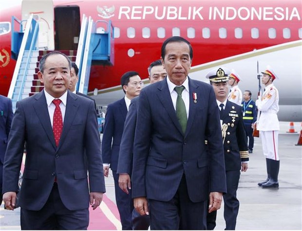 Indonesian President arrives in Hanoi, beginning State visit to Vietnam hinh anh 1