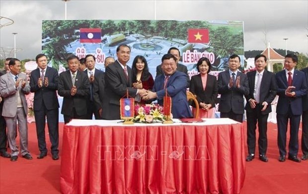 Vietnam-Laos Friendship Park handed over in Houaphanh hinh anh 1