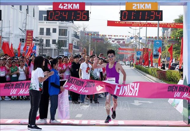 Nearly 1,500 runners join Dien Bien Phu Marathon 2024 hinh anh 2