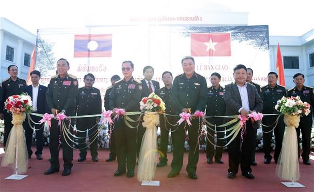 Vietnam defence ministry presents command headquarter to Lao army hinh anh 2