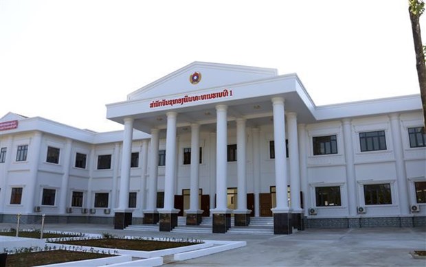 Vietnam defence ministry presents command headquarter to Lao army hinh anh 1