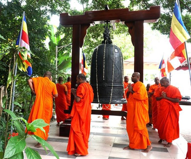 Vietnam – Malaysia Business Association donates bronze bell pagoda in Malaysia hinh anh 1