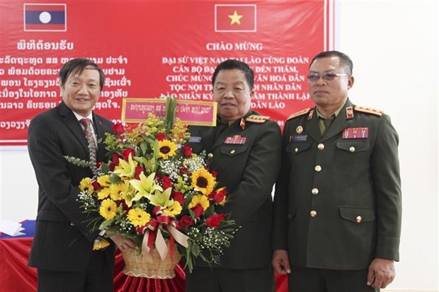 Vietnam congratulates Laos on army's 75th anniversary hinh anh 2