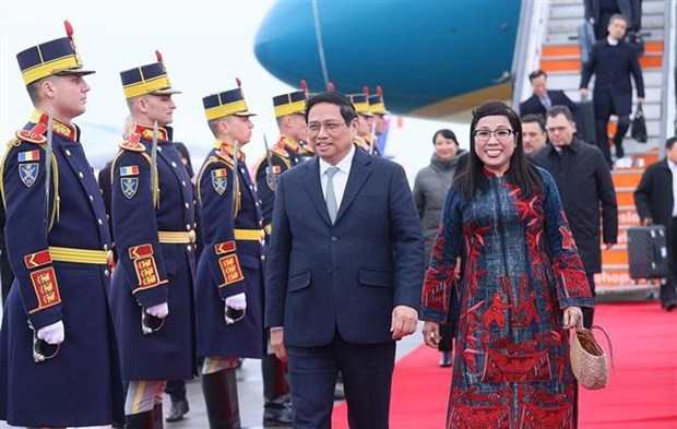 Prime Minister arrives in Bucharest for official visit hinh anh 1