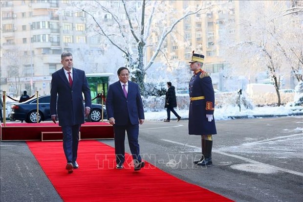 Romanian PM chairs welcome ceremony for Vietnamese counterpart in Bucharest hinh anh 1