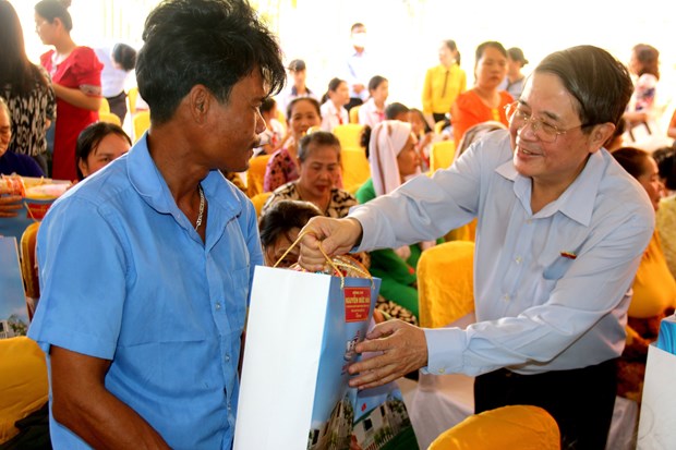 Tet gifts, greetings come to the needy in Hau Giang, Quang Ngai, Binh Thuan hinh anh 3