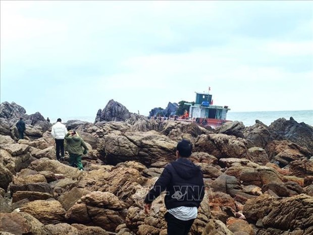 Two Chinese sailors in distress rescued at Quan Lan sea hinh anh 1