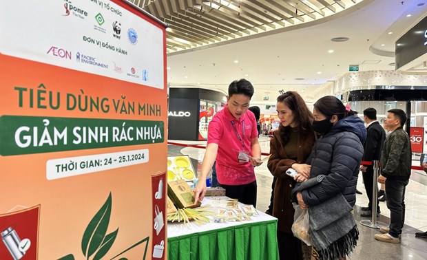 Campaign promotes smart consumption, plastic waste reduction hinh anh 1
