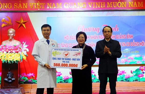 Two hemodialysis machines donated to Vietnam-Cuba friendship hospital hinh anh 1