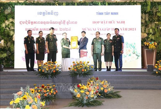 Tay Ninh, Cambodian provinces boost traditional relations hinh anh 1