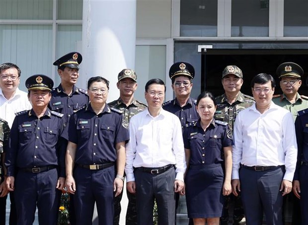 State leader extends Tet greetings to people, forces in Dong Thap hinh anh 3