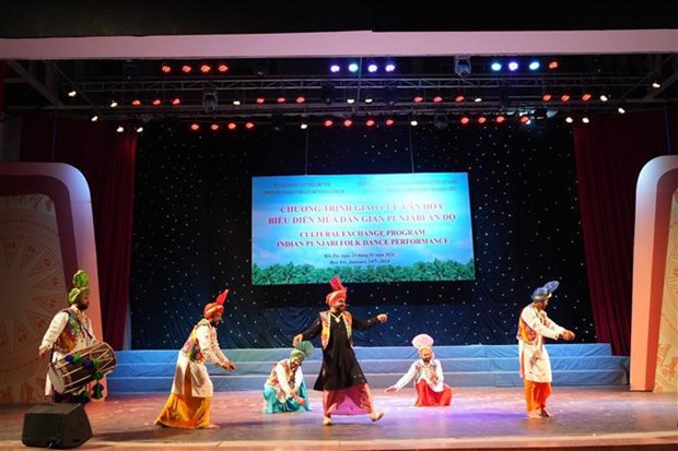 India’s Punjabi folk dances wow audiences in Ben Tre hinh anh 1