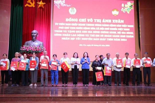 Vice President presents Tet gifts to disadvantaged people in Ben Tre hinh anh 1