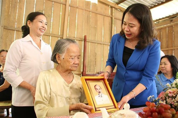 Vice President presents Tet gifts to disadvantaged people in Ben Tre hinh anh 2