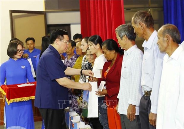 Top legislator presents Tet gifts to policy beneficiaries, workers, armed forces in Bac Lieu hinh anh 1