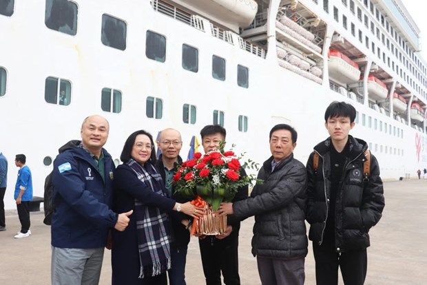 Cruise ship brings 400 tourists to Ha Long Bay hinh anh 1