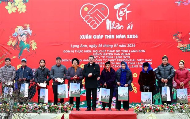 Tet gifts come to needy in Long An, Lang Son provinces hinh anh 2