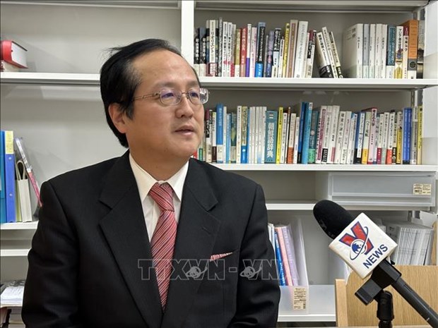 Japanese professor appreciates Vietnam’s culture of valuing human relations hinh anh 1