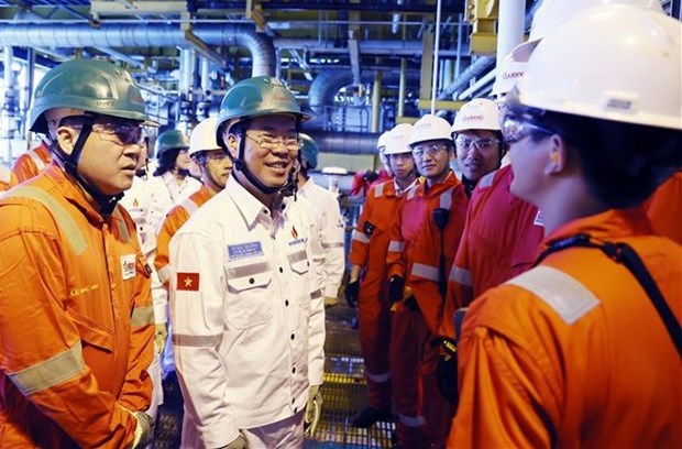 State President visits oil and gas staff in Ba Ria-Vung Tau ahead of Tet hinh anh 1
