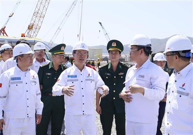 State President visits oil and gas staff in Ba Ria-Vung Tau ahead of Tet hinh anh 2