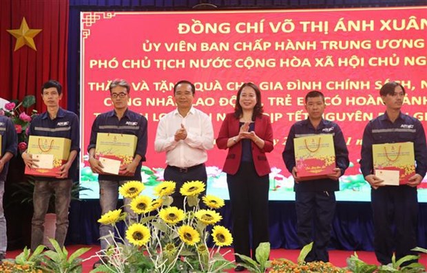 Tet gifts come to needy in Long An, Lang Son provinces hinh anh 1