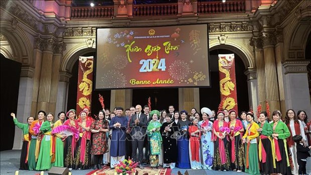 Tet celebrations held for Vietnamese in France, Germany hinh anh 1