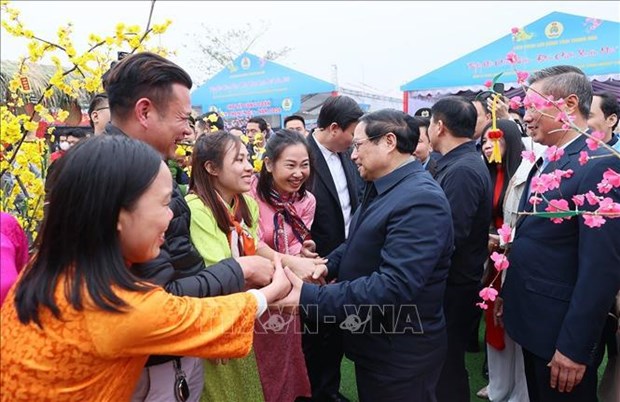 Prime Minister presents Tet gifts to needy in Thanh Hoa province hinh anh 1