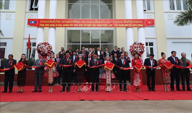 Vietnam-funded radio, television station handed over in Lao province hinh anh 1